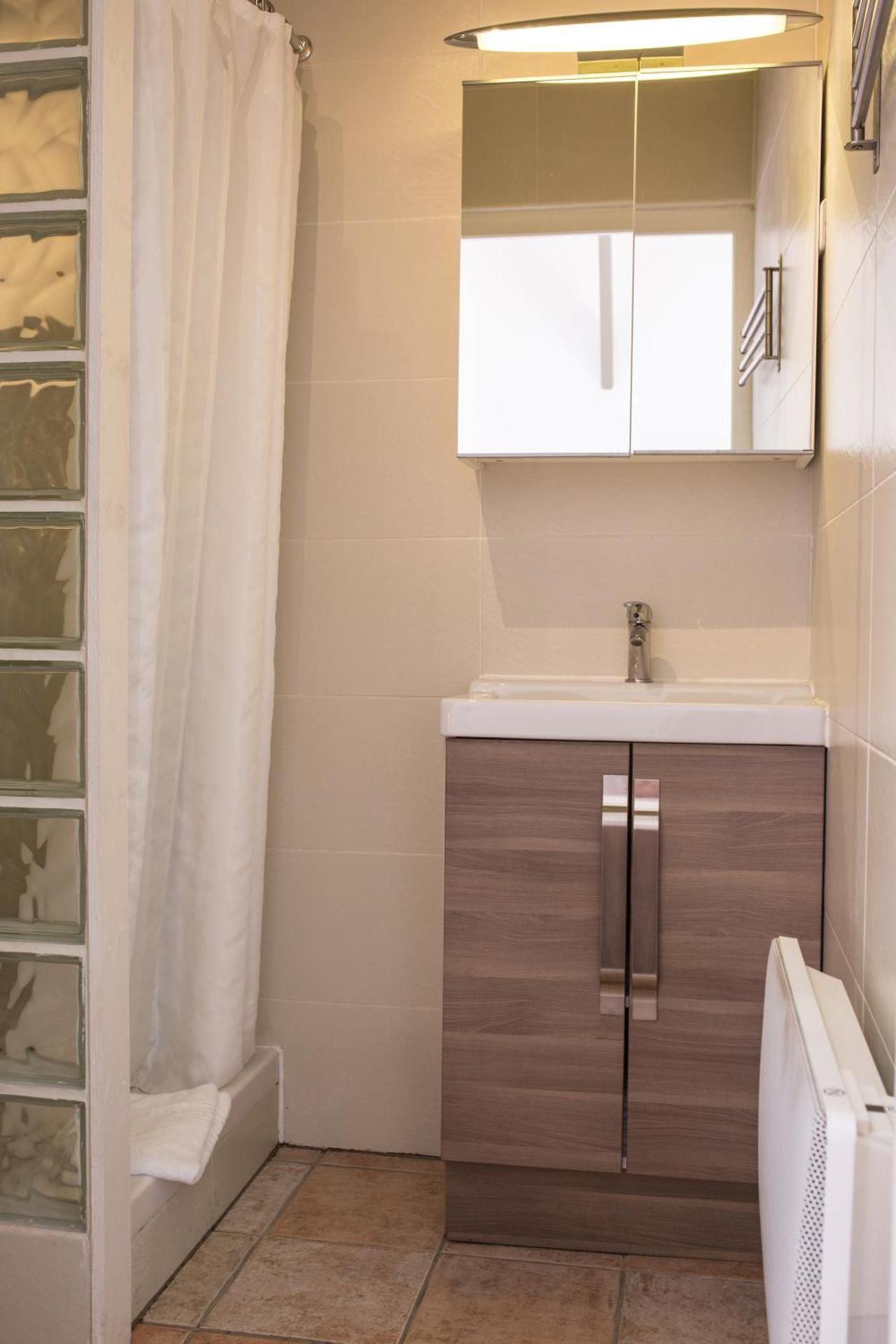 Studio with Shower (2 Adults)