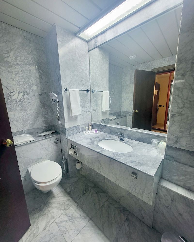 Tower Genova Airport Hotel & Conference Center Deluxe Double Room, 2 Twin Beds, Single use 4