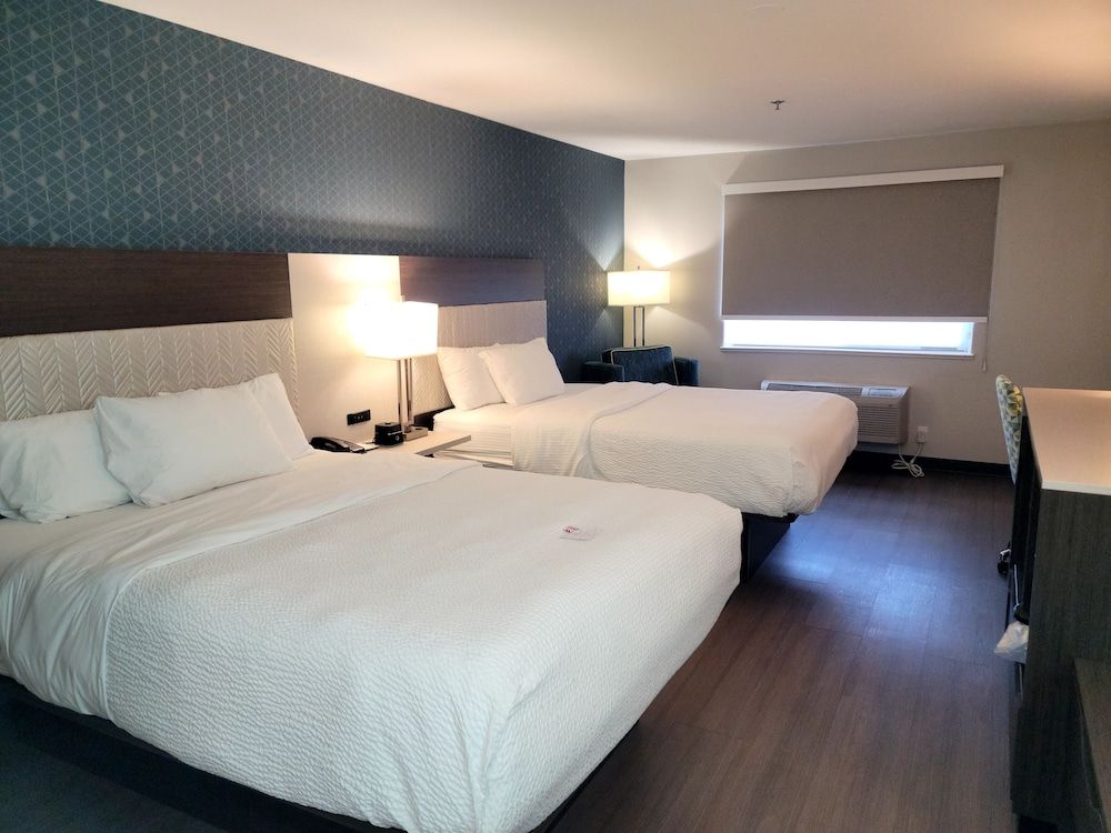 Room, 2 Queen Beds, Non Smoking (Various Views)