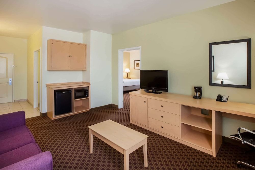 Suite, 1 King Bed, Non Smoking
