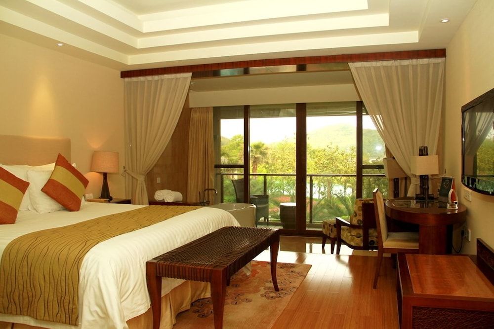 Superior Garden-View double Room