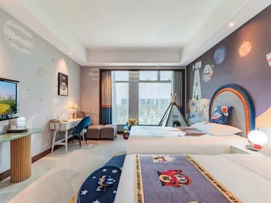Family Twin Room with Theme