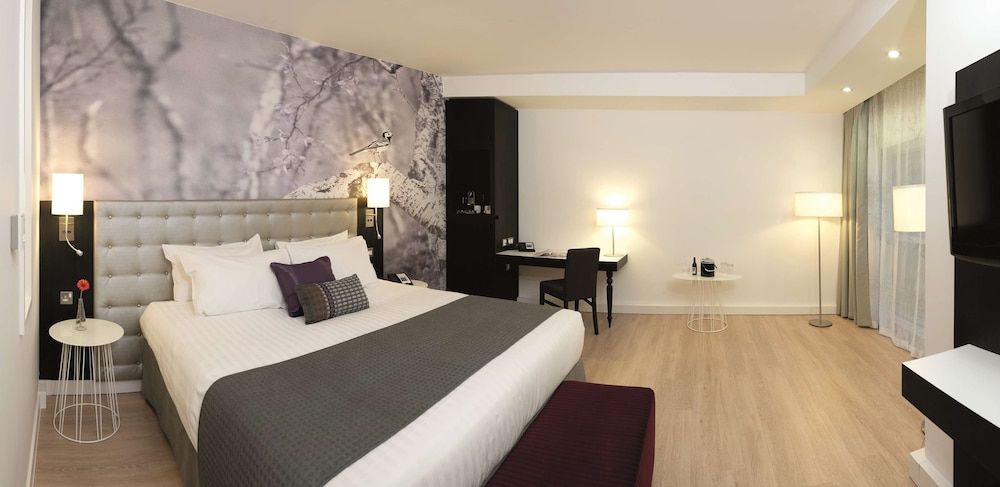 Superior Room (Runway View)