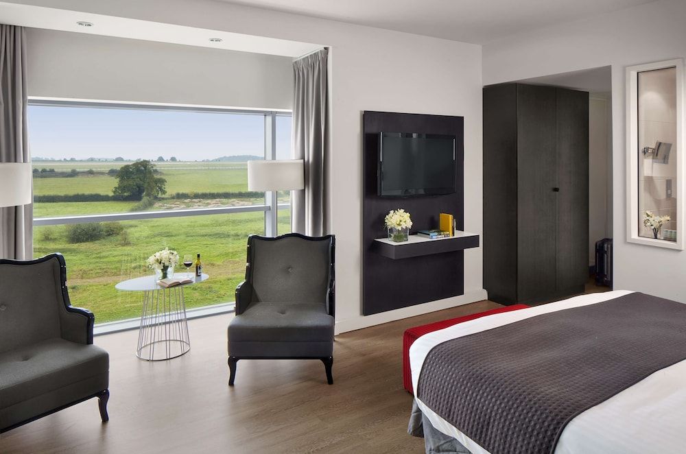 Premium Room (Runway View)