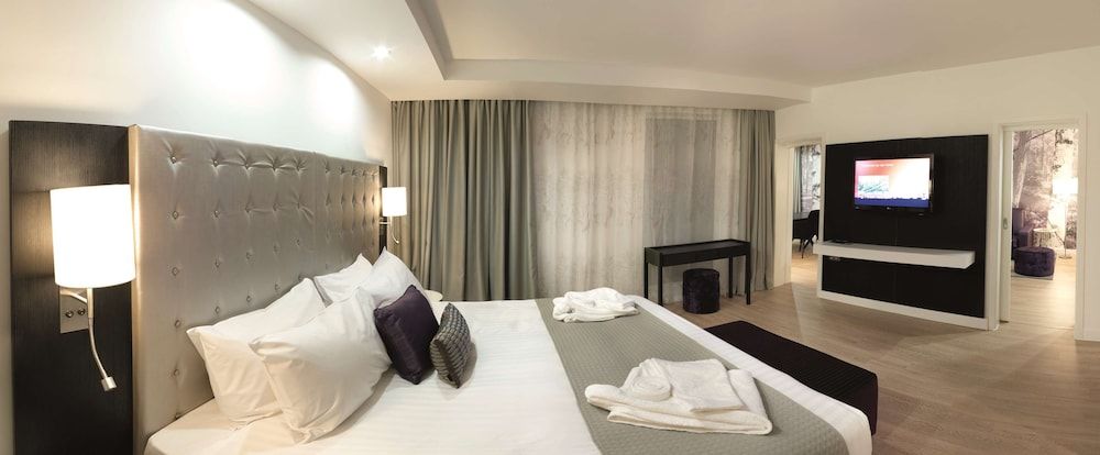 Superior Room (Runway View)