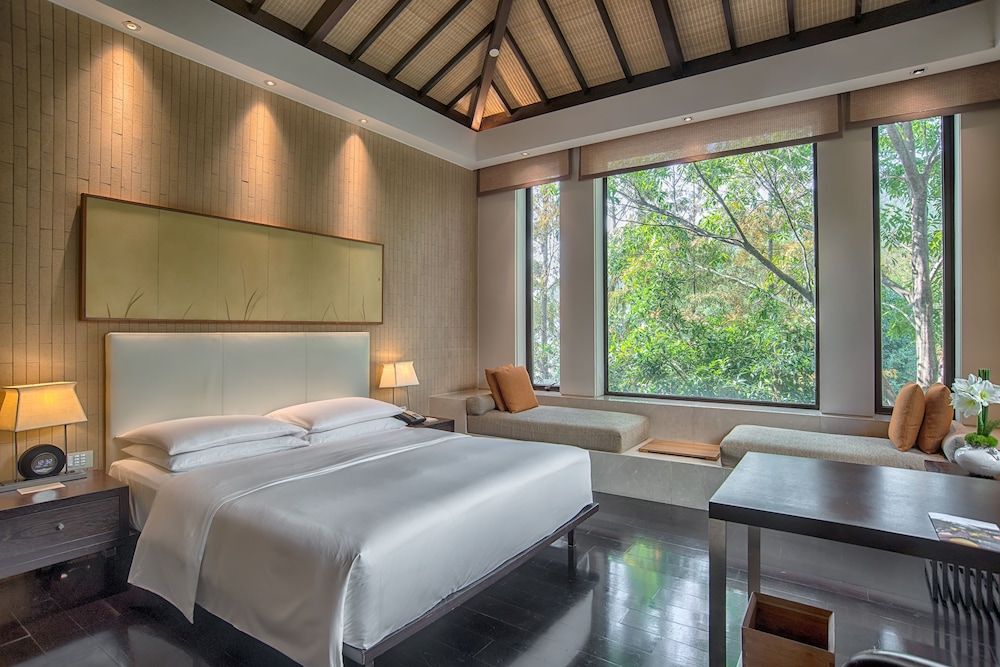1 King Bed Garden View