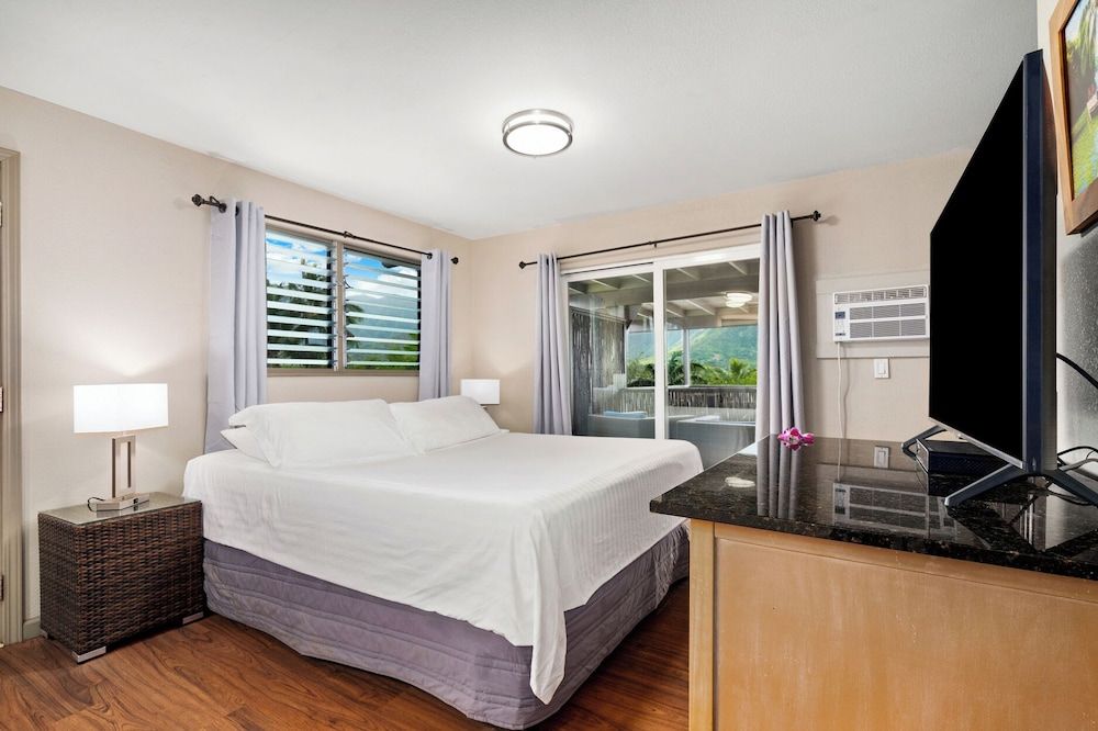 Paradise Bay Resort Studio Suite, Kitchenette, Mountain View 3