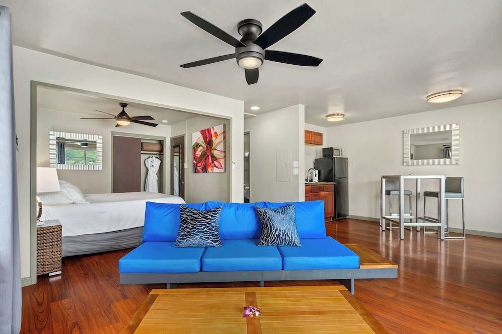 Paradise Bay Resort 1-Bedroom Waterfront Cottage, Kitchenette