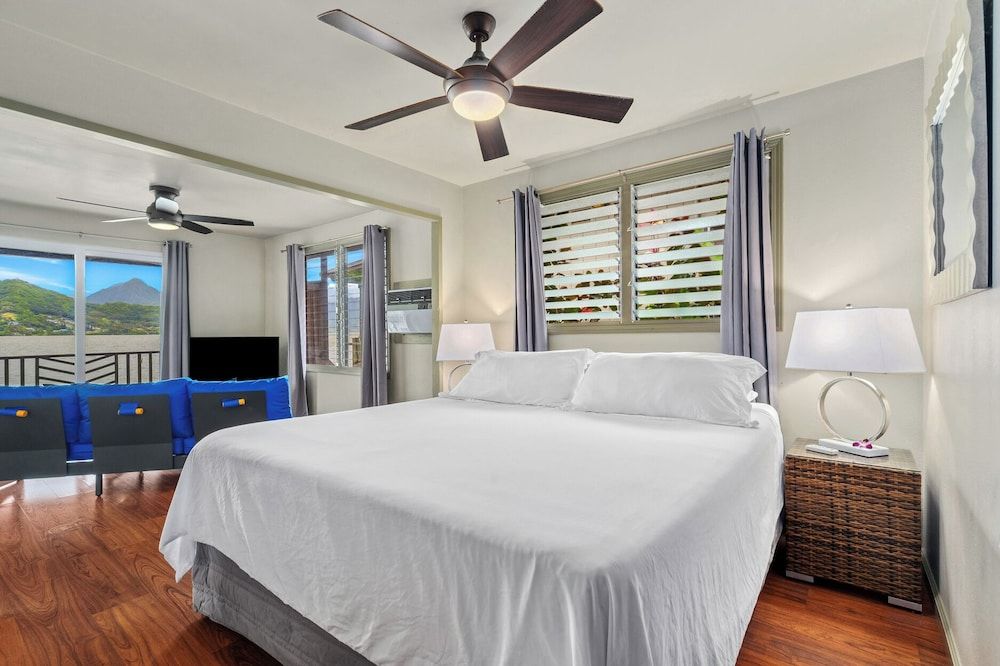 Paradise Bay Resort 1-Bedroom Waterfront Cottage, Kitchenette 4