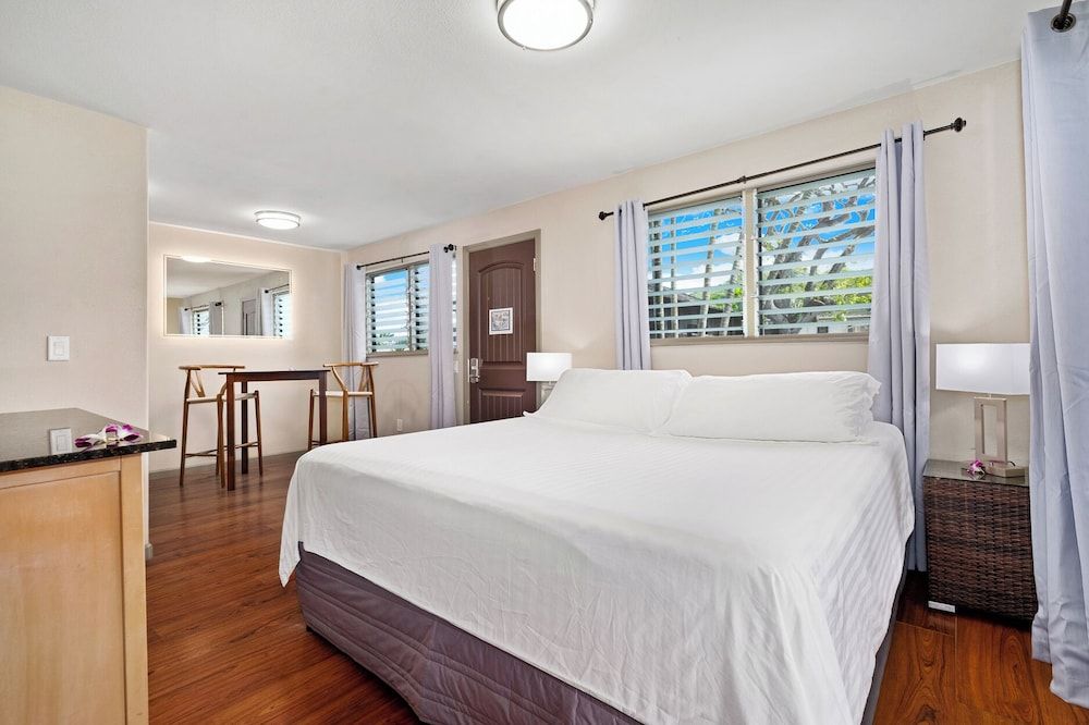 Paradise Bay Resort Studio Suite, Kitchenette, Mountain View