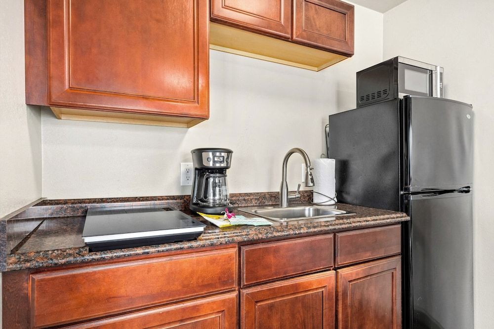 Paradise Bay Resort 1-Bedroom Waterfront Cottage, Kitchenette 10