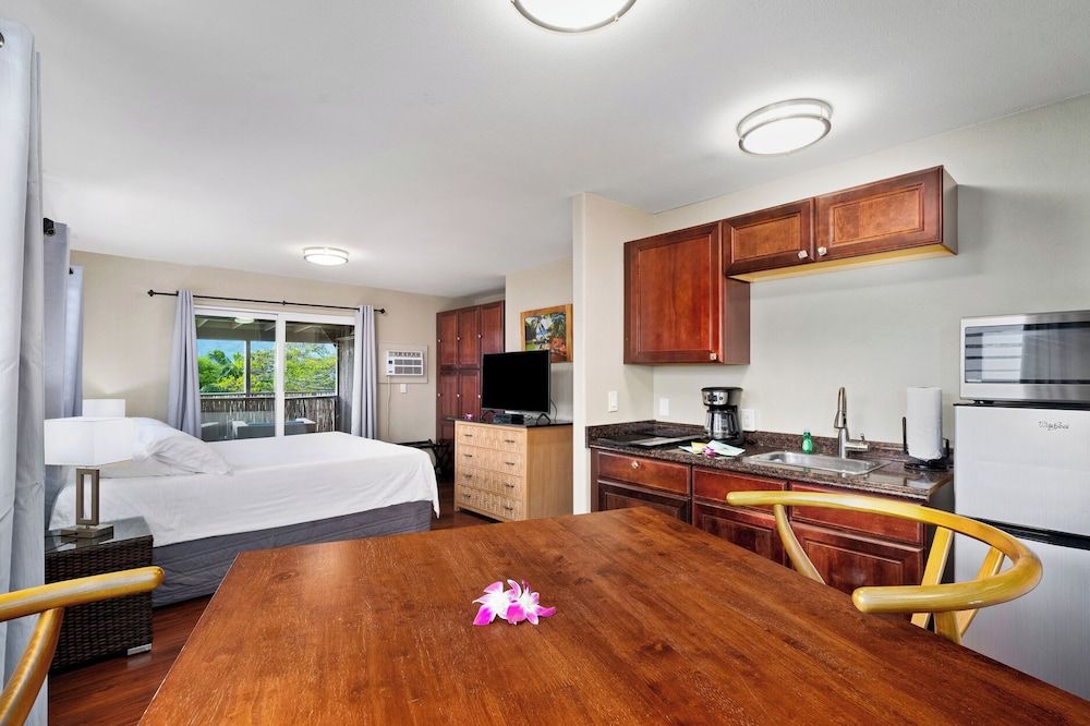 Paradise Bay Resort Studio Suite, Kitchenette, Mountain View 5