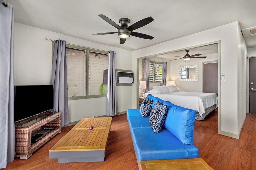 Paradise Bay Resort 1-Bedroom Waterfront Cottage, Kitchenette 3