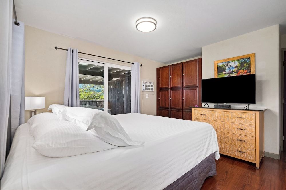 Paradise Bay Resort Studio Suite, Kitchenette, Mountain View 4