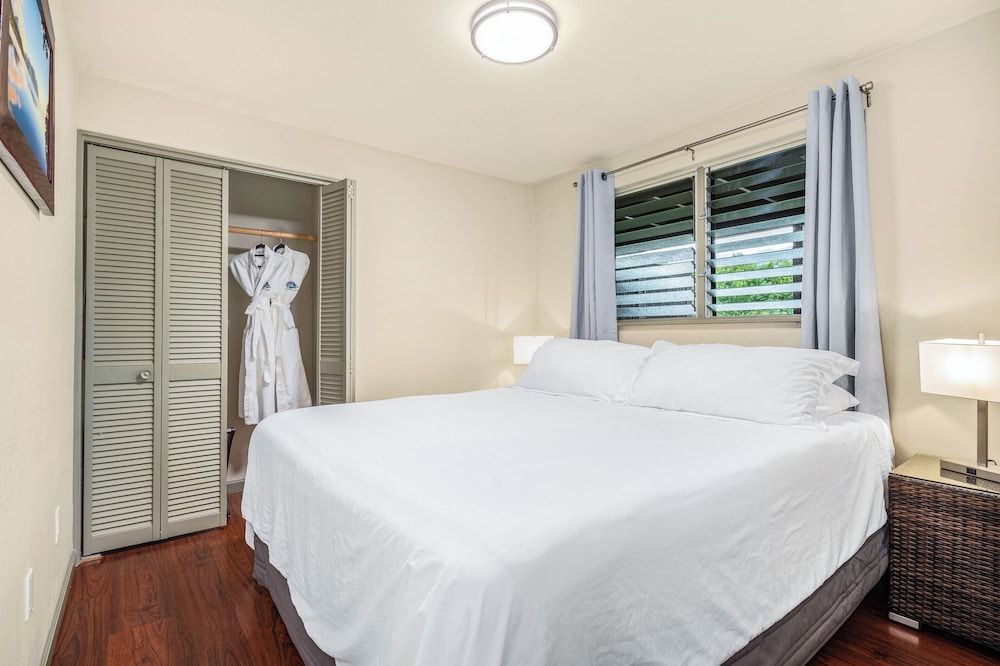 Paradise Bay Resort Suite, 1 Bedroom, Kitchenette, Mountain View 4