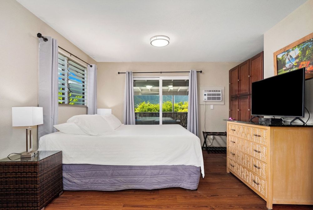 Paradise Bay Resort Studio Suite, Kitchenette, Mountain View 2