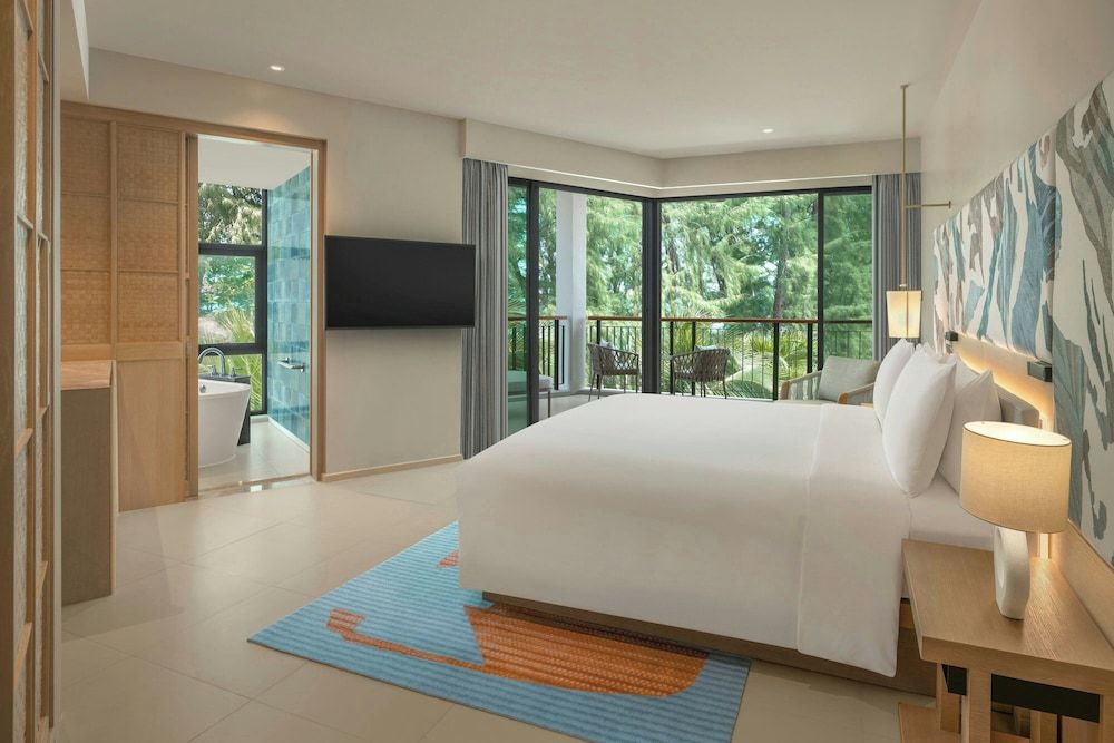 Signature Suite, 1 King Bed, Balcony (Oceanfront)
