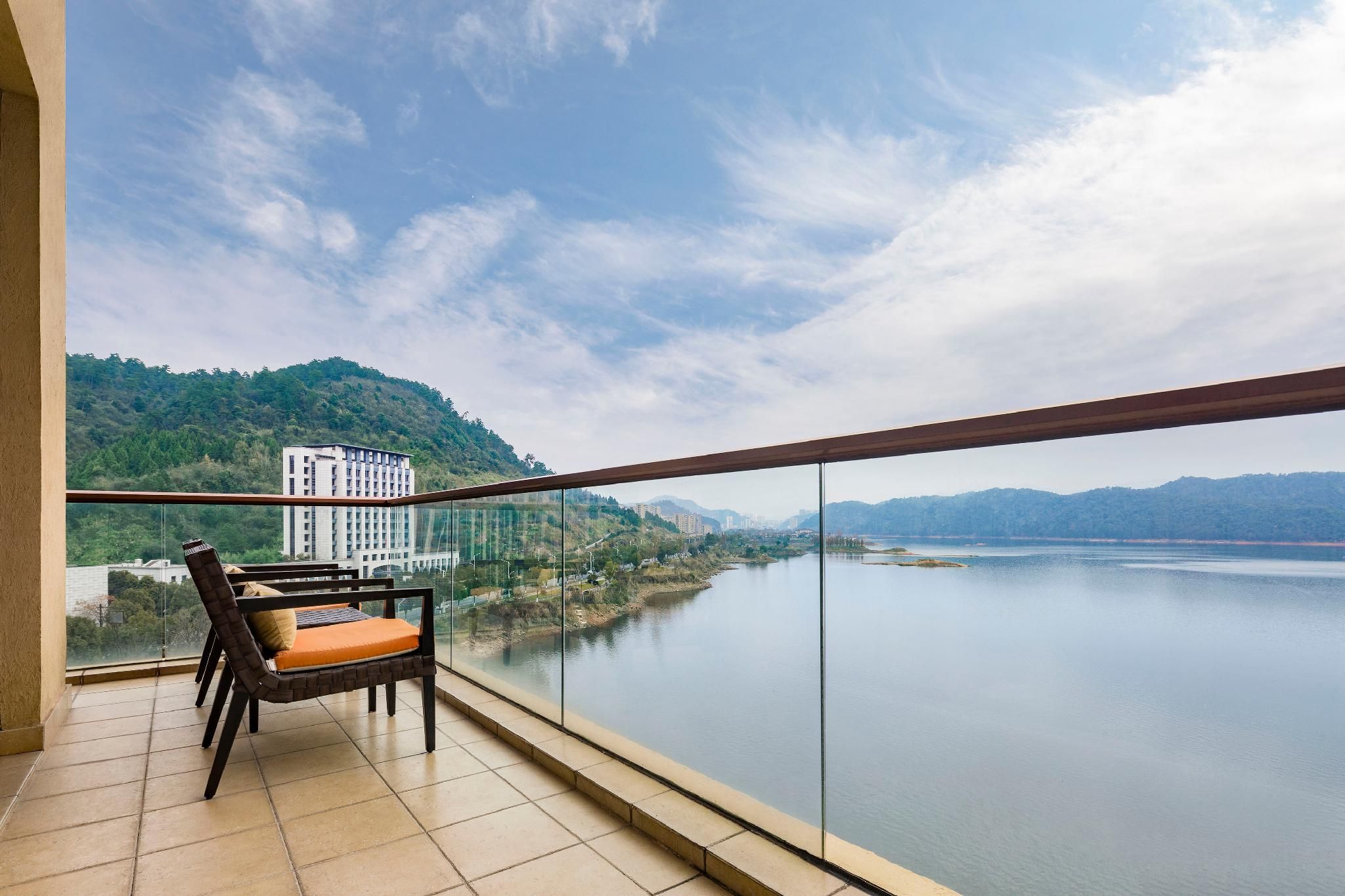 King Lake View Room