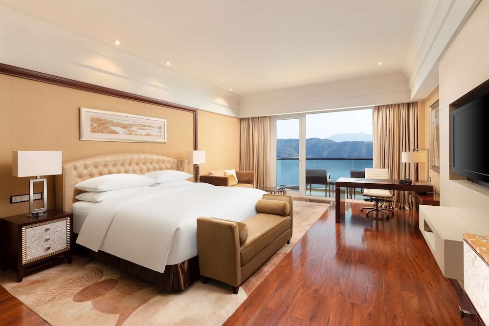 King lake view room