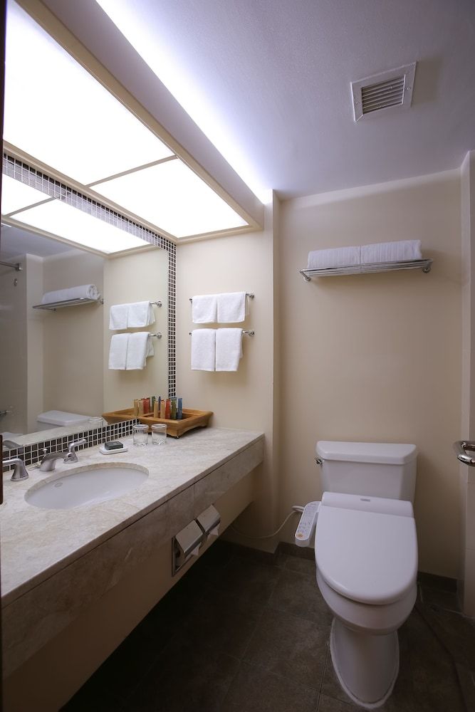 Guam Reef Hotel King Room Ocean Front (Infinity Tower) 7