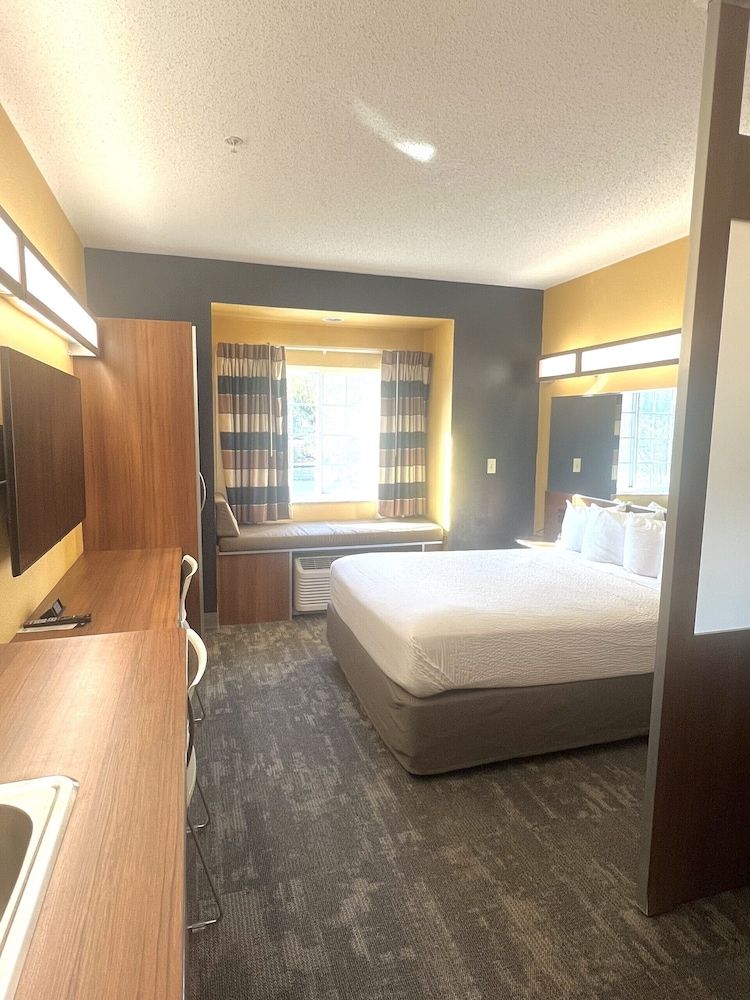 Deluxe Studio Suite, 1 Queen Bed, Non Smoking