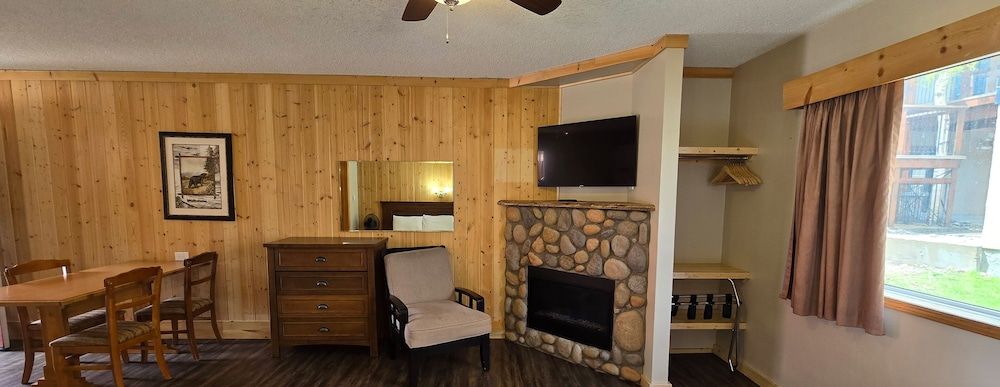 Aspen Village Inn Deluxe Double or Twin Room 6