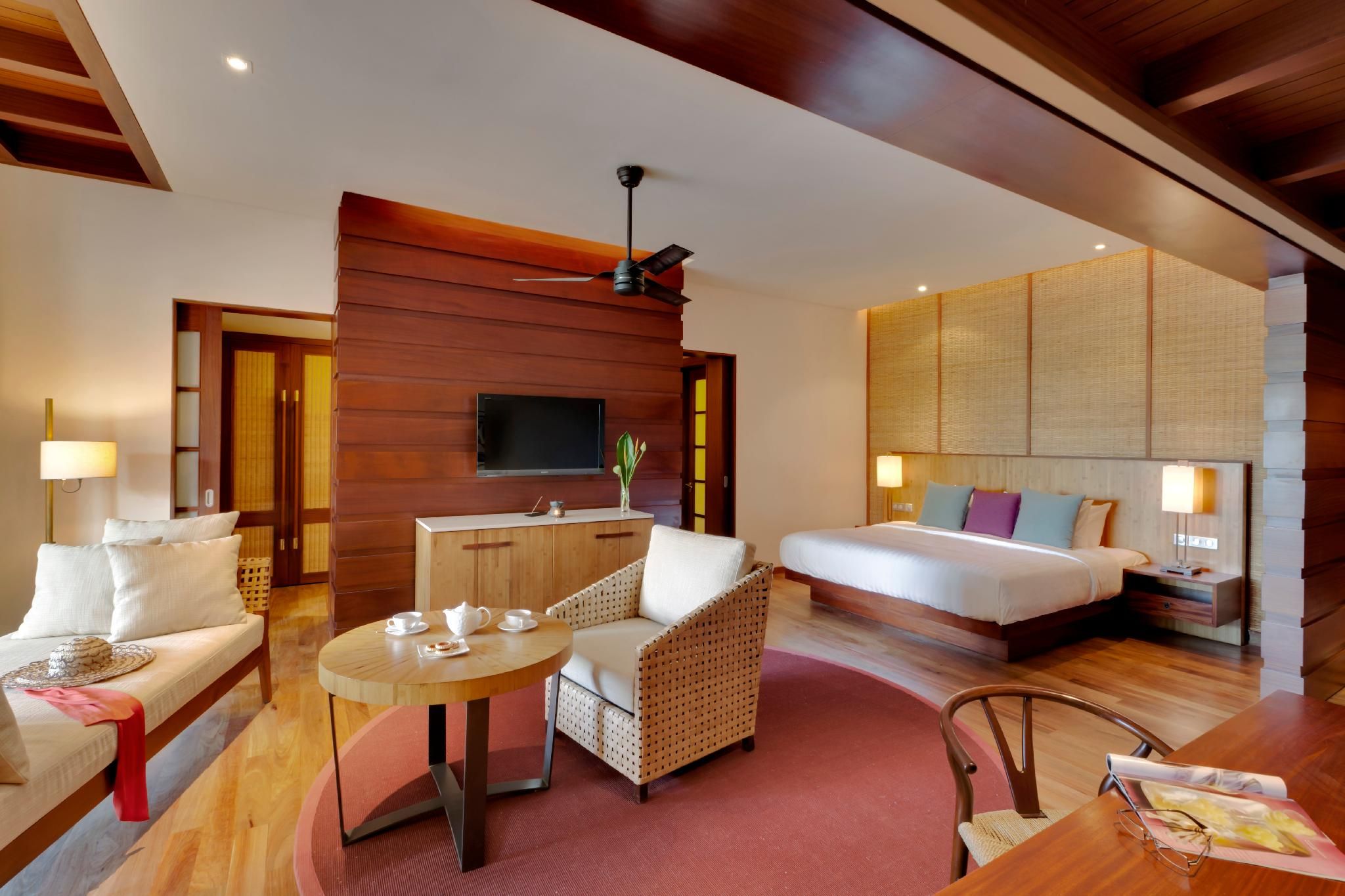 Luxury Pool Suite with Partial Seaview
