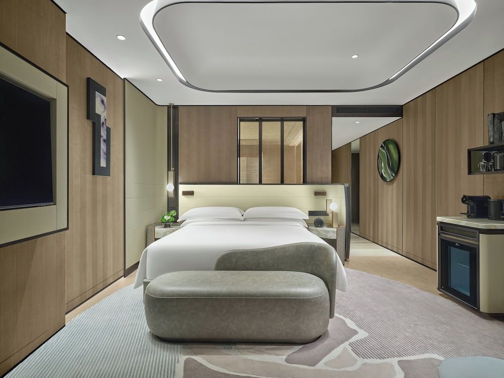 Premium Room, 1 King Bed, Accessible, Balcony
