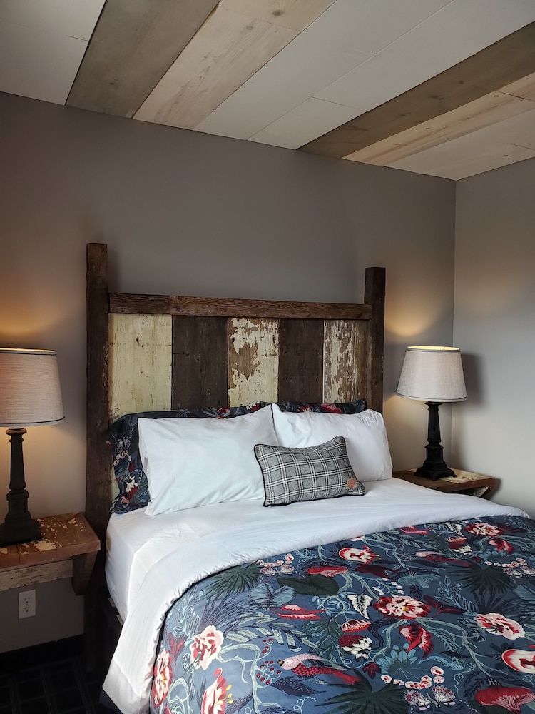 Rolo 1 Queen Bed