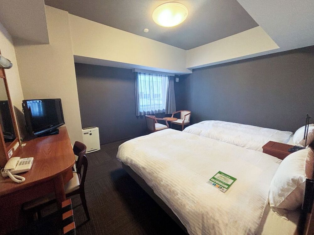 Twin Room, Smoking