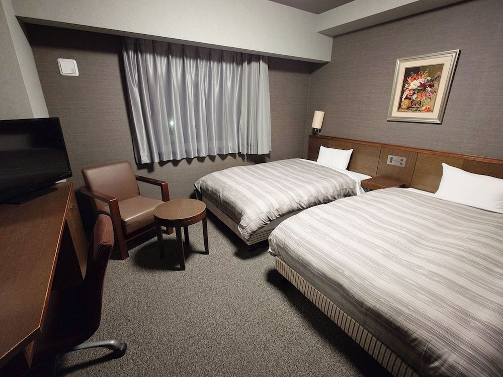 Twin Room, Smoking