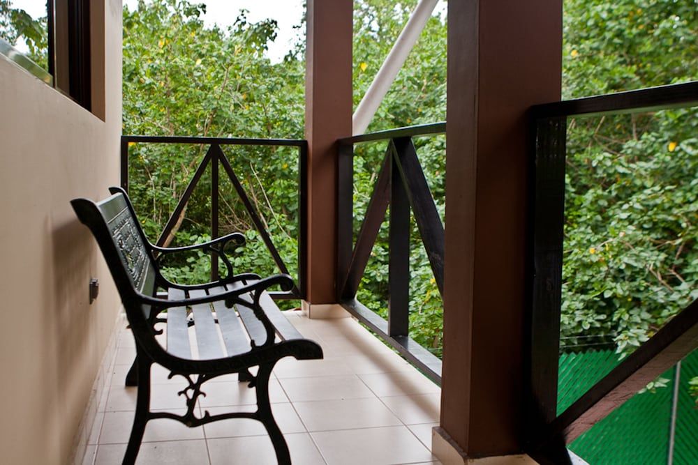 Manglar Lodge Deluxe Room, 1 King Bed 10