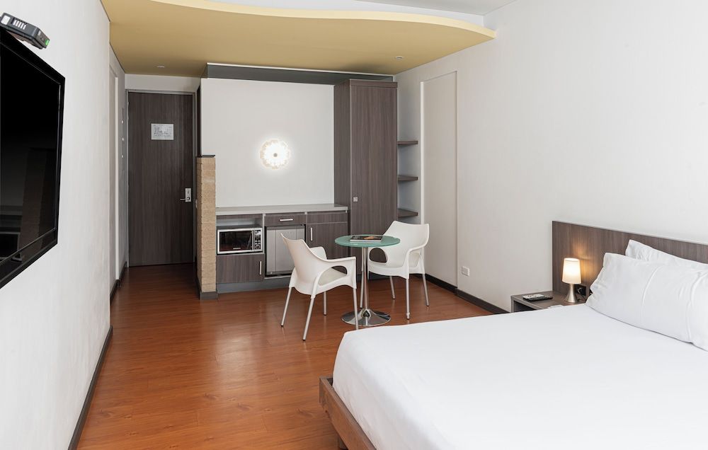 Viaggio 617 Suites Standard Room, 1 King Bed 4