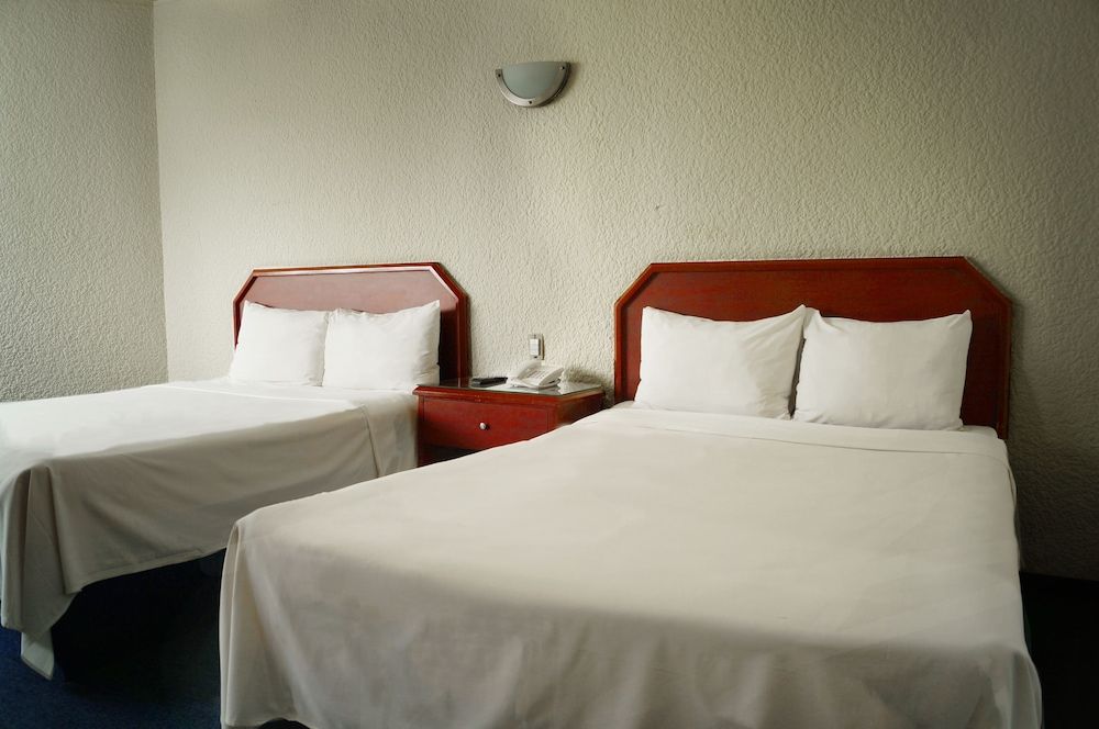 Hotel Valle de Mexico Toreo Basic Double Room, 2 Double Beds 3