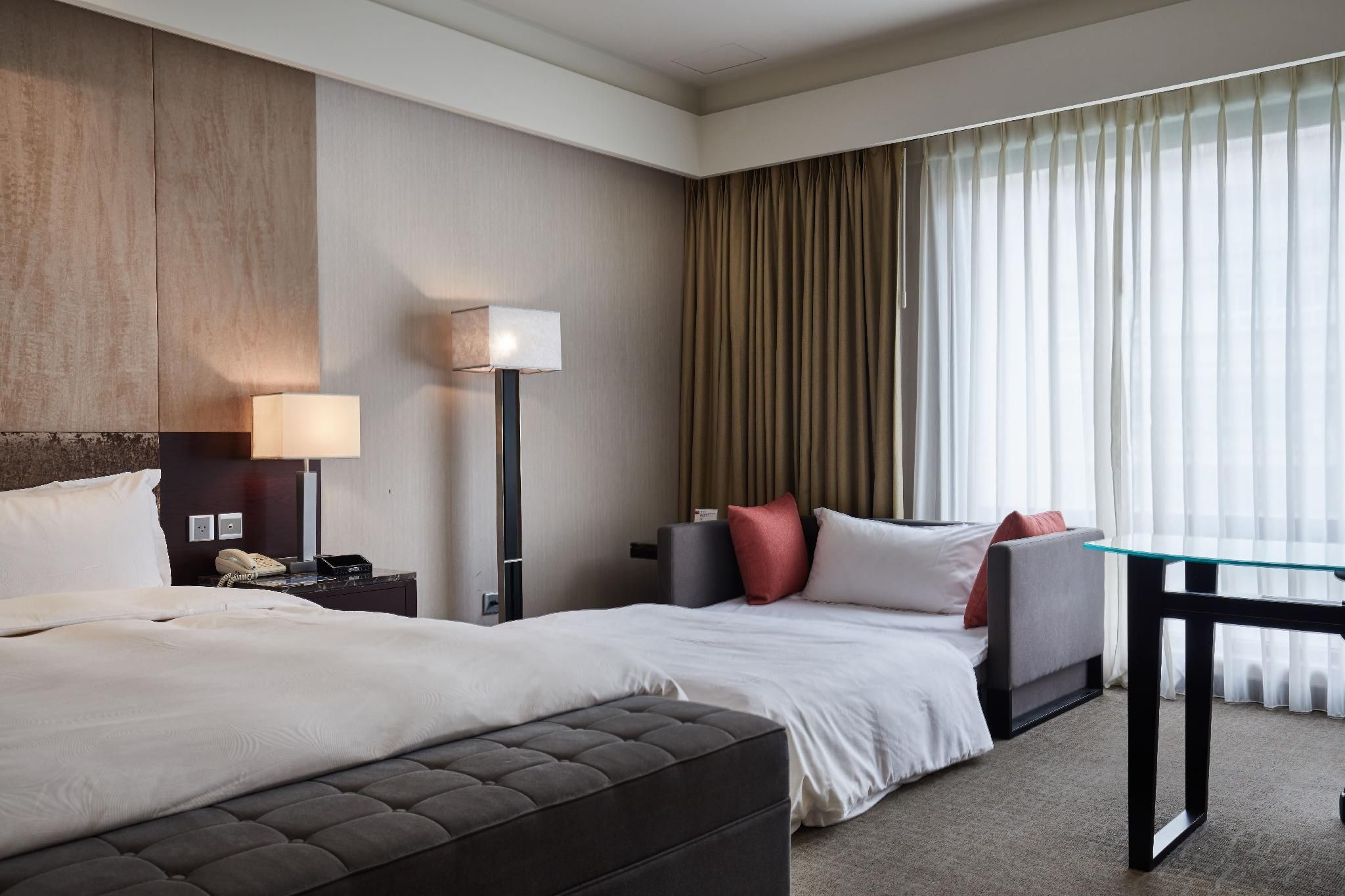 Executive Room with 1 Queen Bed and 1 Sofa (3 Adults)