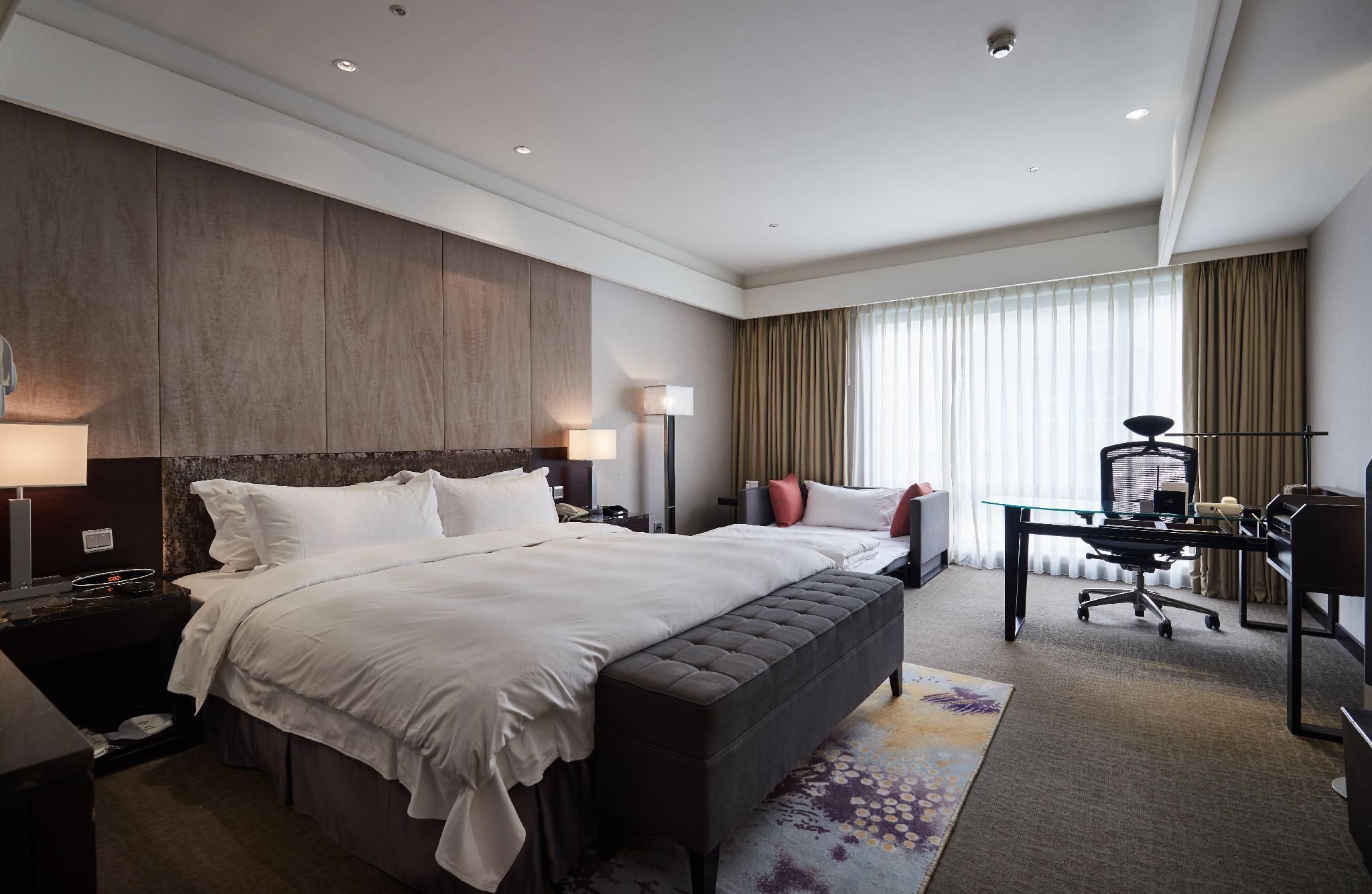 Executive Room with 1 Queen Bed and 1 Sofa (3 Adults)
