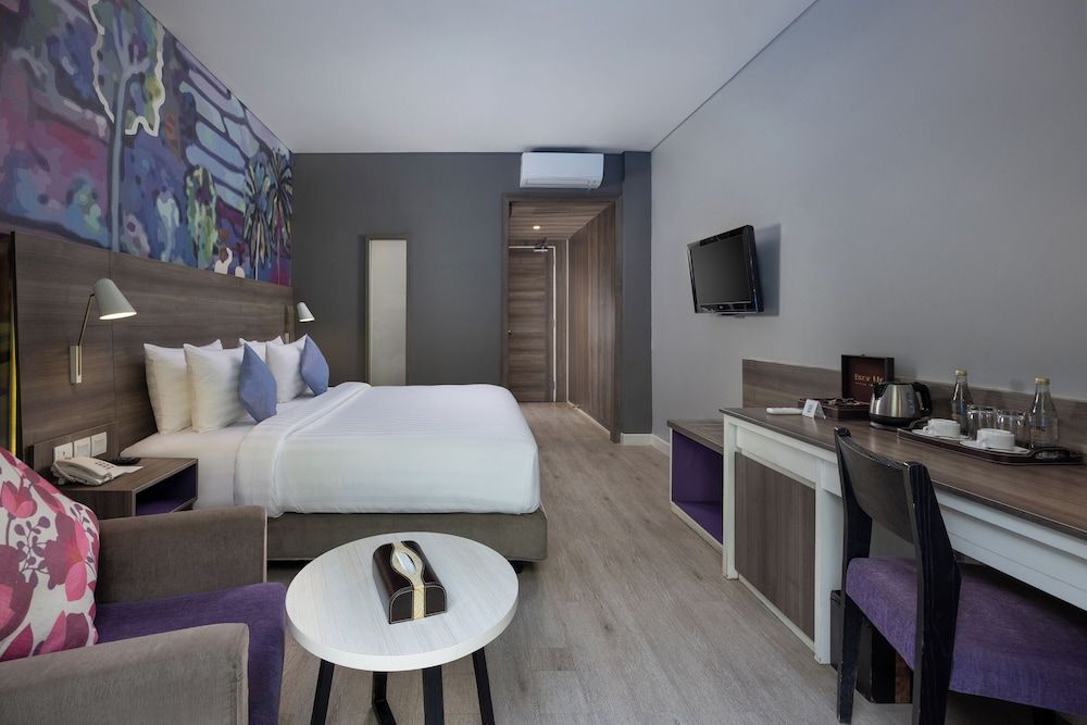 Deluxe Room, 1 King Bed, Pool View