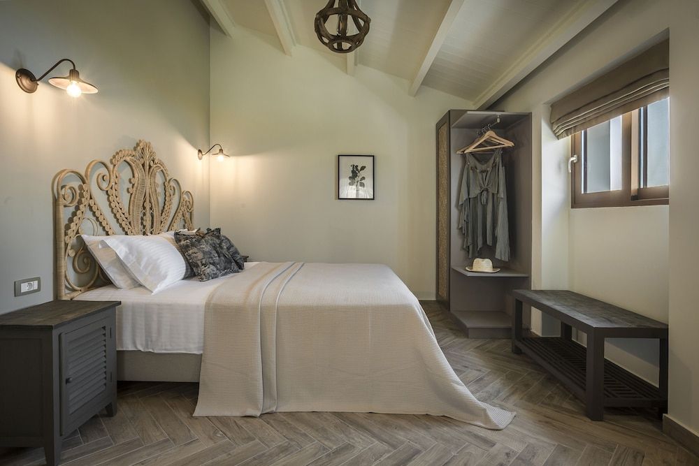 Deluxe Suite, Partial Sea View