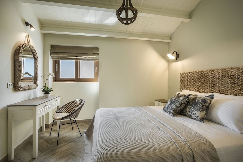 Deluxe Suite, Partial Sea View