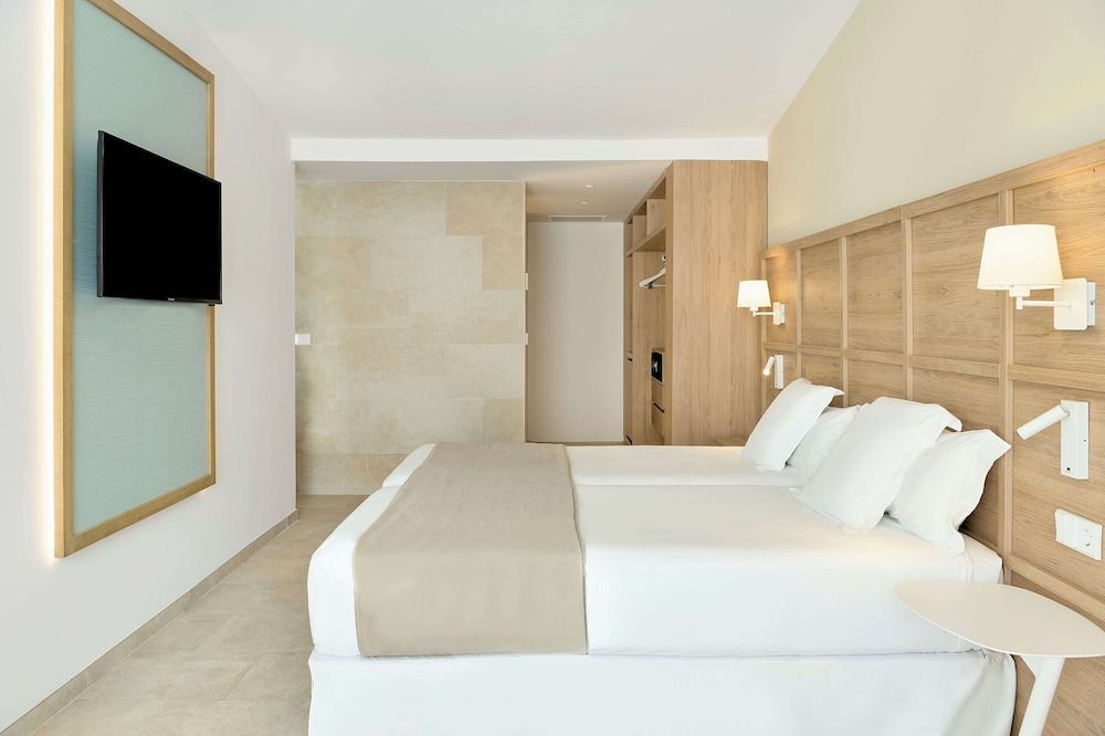 Family Suite (2 Adults & 1 Children)