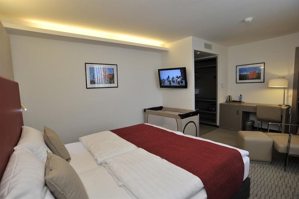 Golden Tulip Kassel Hotel Reiss Deluxe Room, 1 King Bed 3
