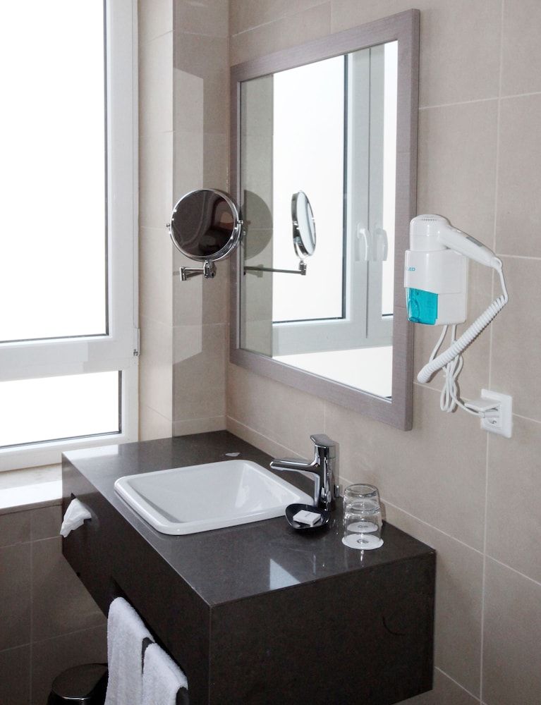 Golden Tulip Kassel Hotel Reiss Deluxe Room, 1 King Bed 6