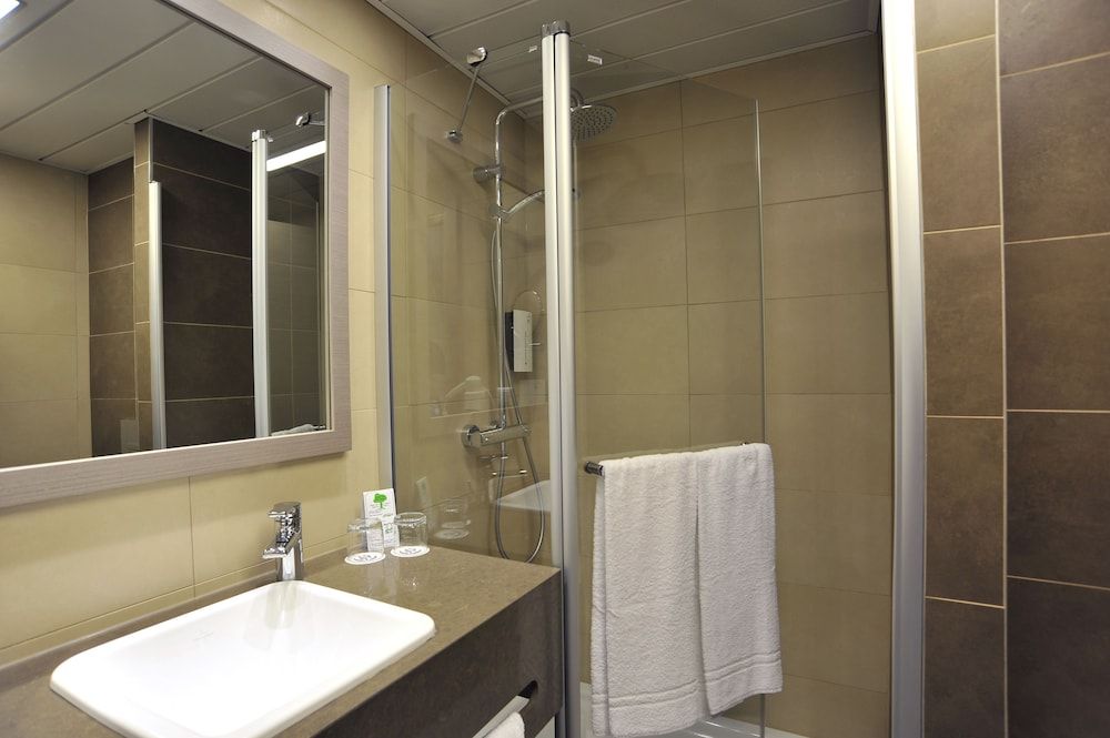 Golden Tulip Kassel Hotel Reiss Standard Room, 1 King Bed 6