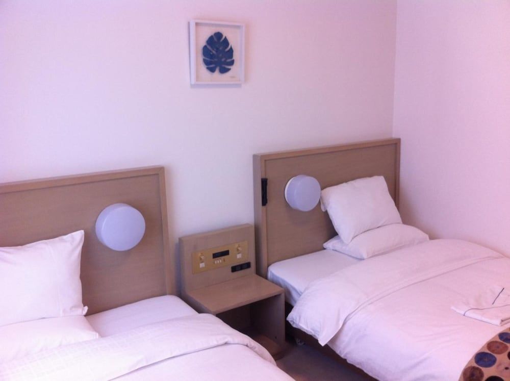 Twin Room, Smoking