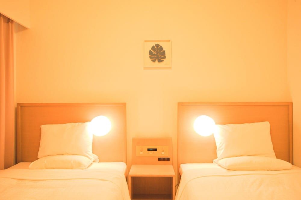 Twin Room, Smoking