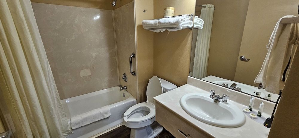 Weston Inn & Suites Deluxe Triple Room 3