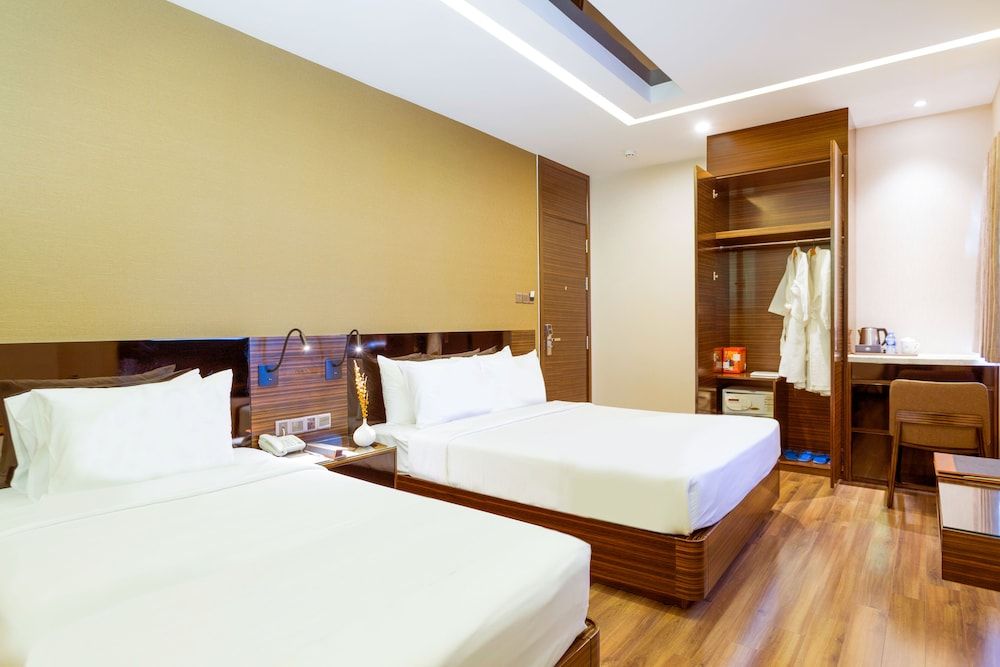 Queen Ann Hotel Deluxe Triple Room 2