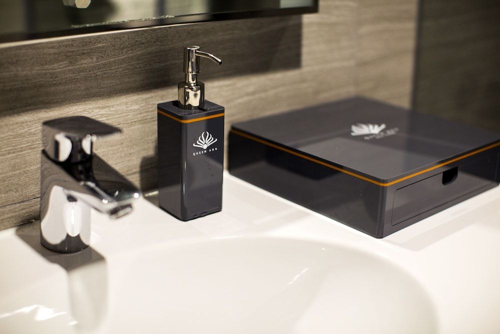 Queen Ann Hotel Deluxe Triple Room 4