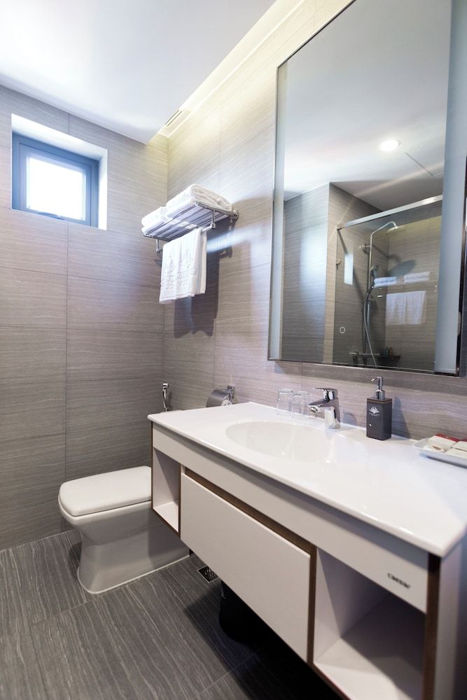 Queen Ann Hotel Deluxe Triple Room 3