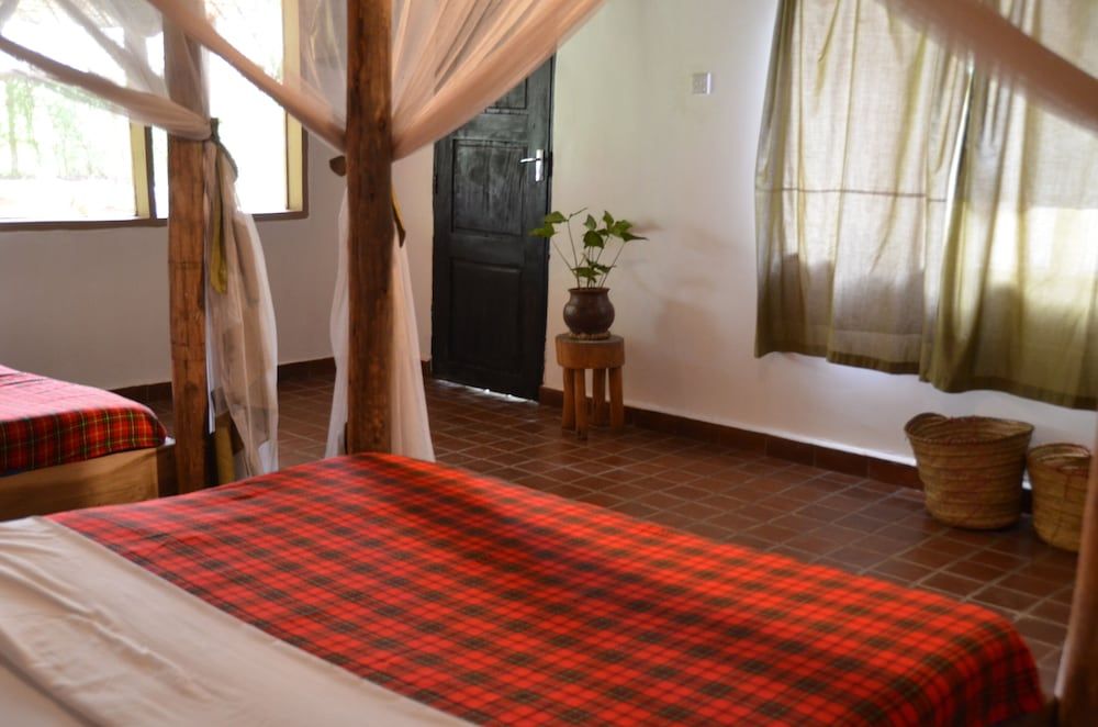 Honey Badger Lodge Standard Twin Room, Ensuite 4